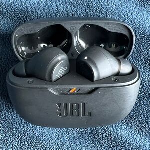 JBL Matte Black True Wireless Earbud Charging Case